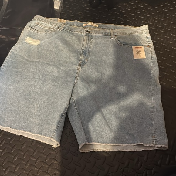 37. Levi’s • NWT High Rise denim shorts 9” W23”-25” - Picture 2 of 2